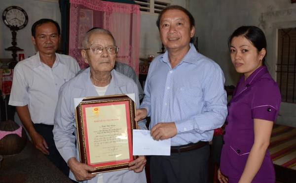 Lãnh đạo tỉnh thăm, tặng thiếp chúc thọ các cụ 100 tuổi 